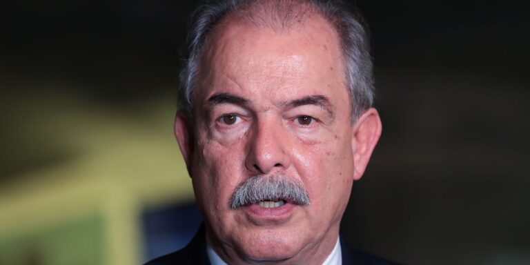 Tarifaço: BNDES vai “entrar forte” no apoio a empresas, diz Mercadante