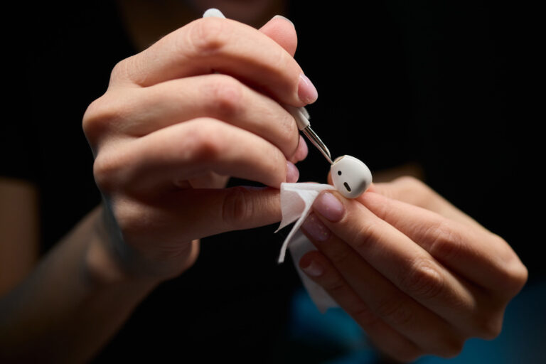 4 passos para conseguir limpar (de forma eficaz) os seus AirPods
