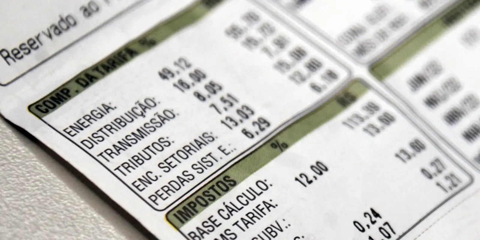 Aneel reduz bandeira para vermelha 1 na conta de luz em outubro