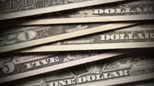 Dólar recua com alívio em Treasuries longos e de olho em dados dos EUA