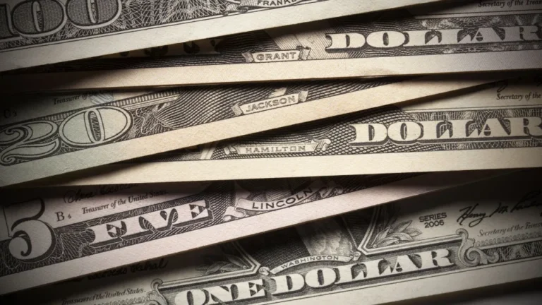 Dólar recua com alívio em Treasuries longos e de olho em dados dos EUA