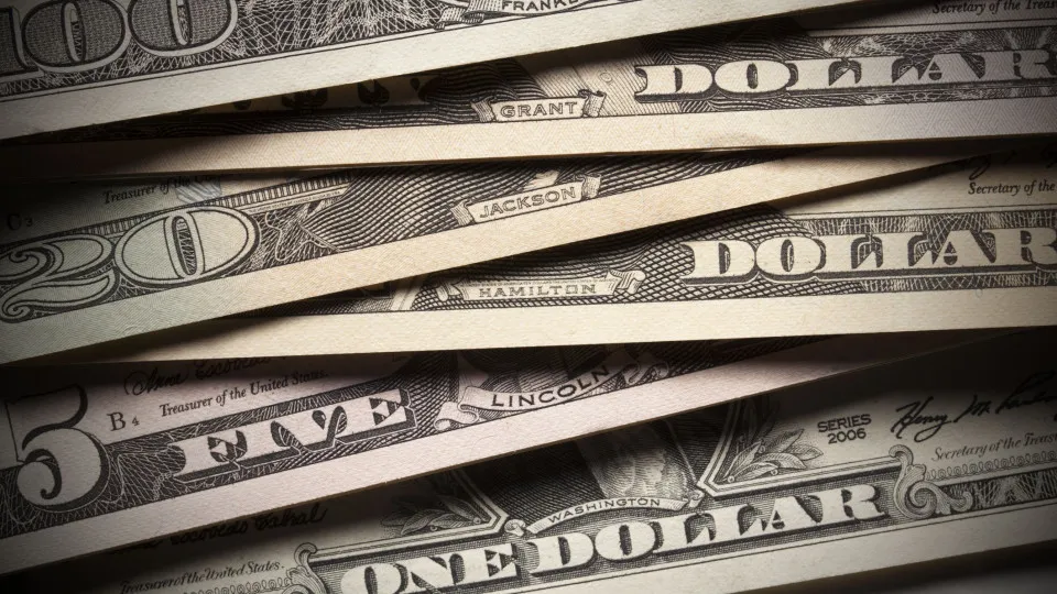 Dólar recua com alívio em Treasuries longos e de olho em dados dos EUA