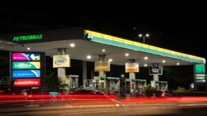 Distribuidoras de combustíveis ameaçaram entrar na Justiça contra o programa, em oposição à Raízen. Explicamos o que está em jogo.