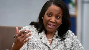 Governo dos EUA volta acusar Cook de fraude e benefícios com cargo no Fed