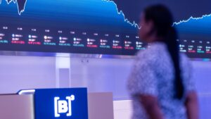 Ibovespa B3 bate os 145 mil pontos à espera de Fed e Copom; dólar se mantém em R$ 5,30