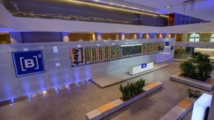 Ibovespa B3 fecha praticamente estável, mas renova recorde; dólar vai a R$ 5,32