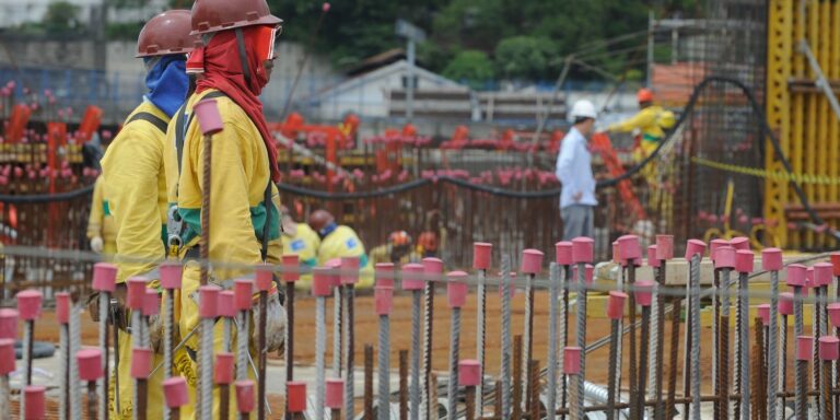 Índice que corrige salários, INPC acumula 5,05% em 12 meses