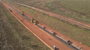 Trilhos sendo colocados na Ferrovia Estadual de Mato Grosso, da Rumo