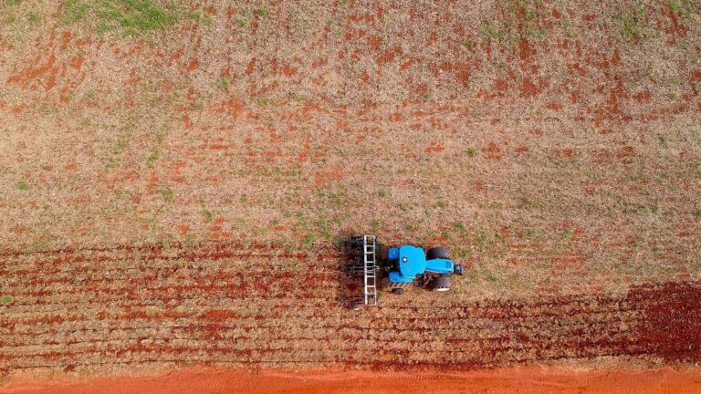Tempo seco exige cautela no início do plantio de soja