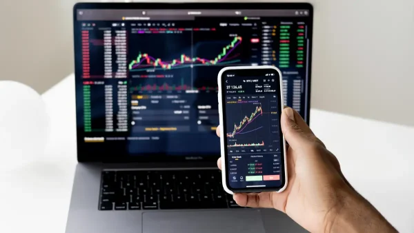 às vésperas da Super Quarta e após novo recorde do Ibovespa B3, dia deve ser de ajuste de posições