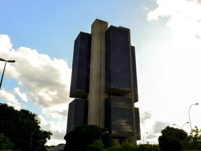 investidores repercutem decisões de política monetária no Brasil e nos EUA