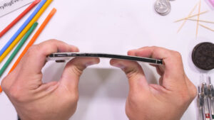 Será que o iPhone Air sobrevive a tentativa de ser quebrado ao meio? Veja