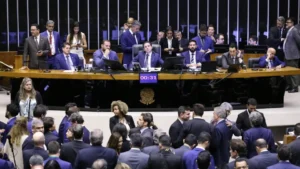 Câmara aprova isenção de IR até R$ 5.000 e imposto mínimo para alta renda, em votação unânime