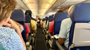 Passageiro terá de pagar mais para inclinar assento em aérea canadense; entenda