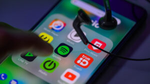 Fundador do Spotify deixa cargo de CEO em meio a críticas por investimentos