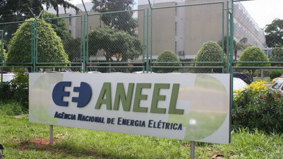 Aneel quer que preço da conta de luz mude conforme horário do dia