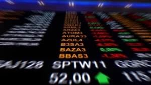 Bolsa volta bater recorde e alcança marca de 154 mil pontos; dólar recua