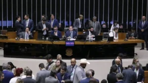 Câmara apoia fim de supersalários, mas rejeita reformas fiscais, indica levantamento