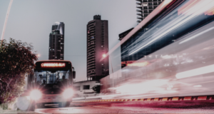 Marcopolo (POMO4): queda acentuada e reavaliação de preço-alvo preocupam analistas